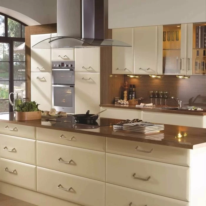 Küche streichen - Wände und Küchenschränke in Creme und braune Küchenrückwand