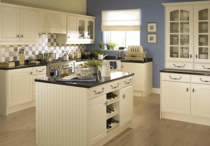 moderne Küche mit blauen Wänden und Küchenschränken in Cremefarbe 