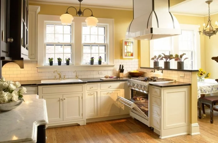 Küche streichen - hellgelbe Wände, cremefarbene Küchenmöbel und Holzboden