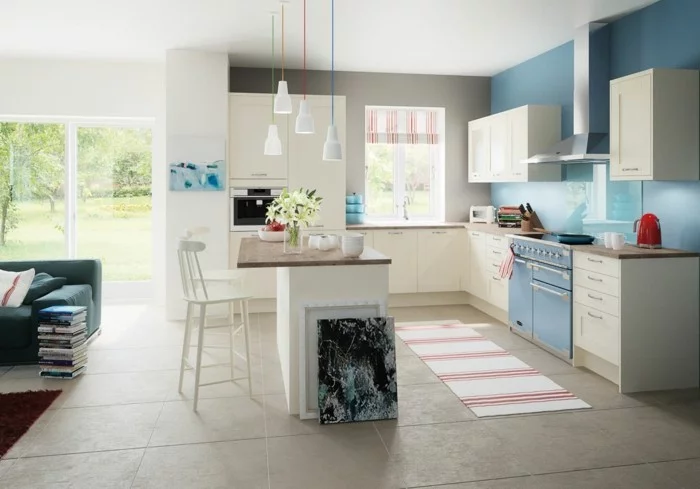 modernes Küchendesign mit cremefarbenen Küchenschränken und blauer Wandfarbe