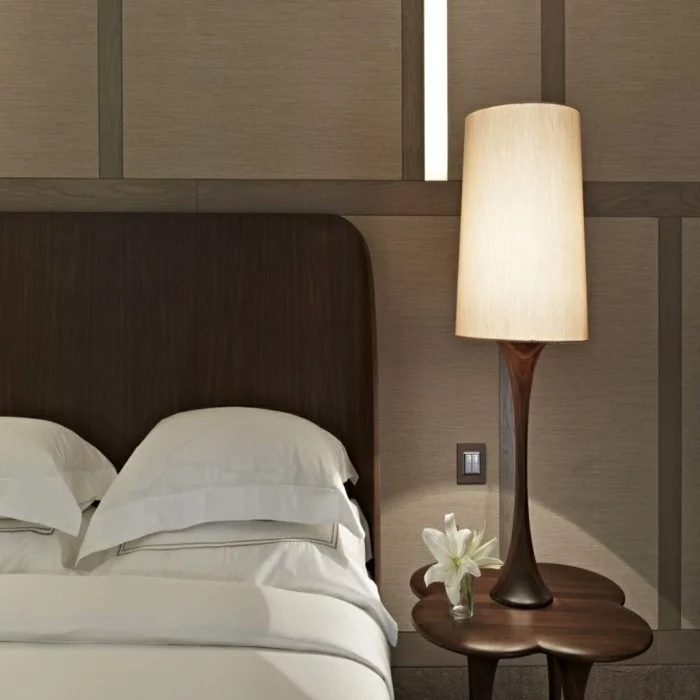 lampe schlafzimmer elegante tischlampe schöner beistelltisch