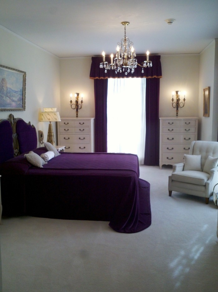 lampe schlafzimmer lila bettwäsche heller teppichboden lila gardinen