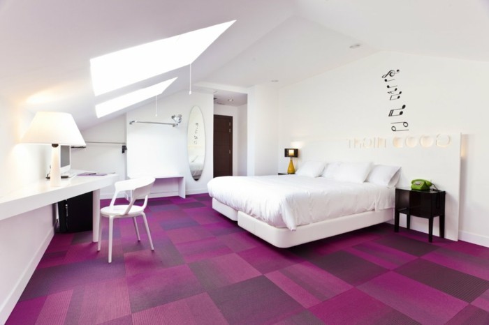 lila teppich wohnideen schlafzimmer weiße wände