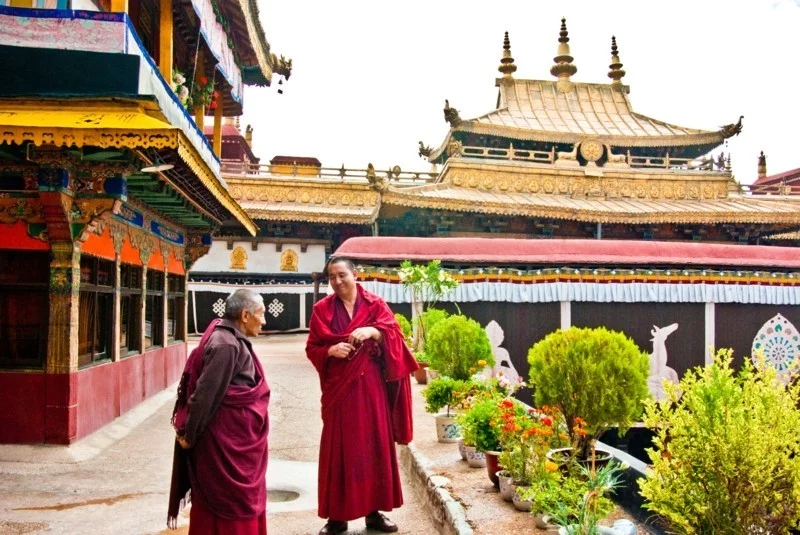 nach Tibet reisen Jokhang Tempel Buddhisten Mönche