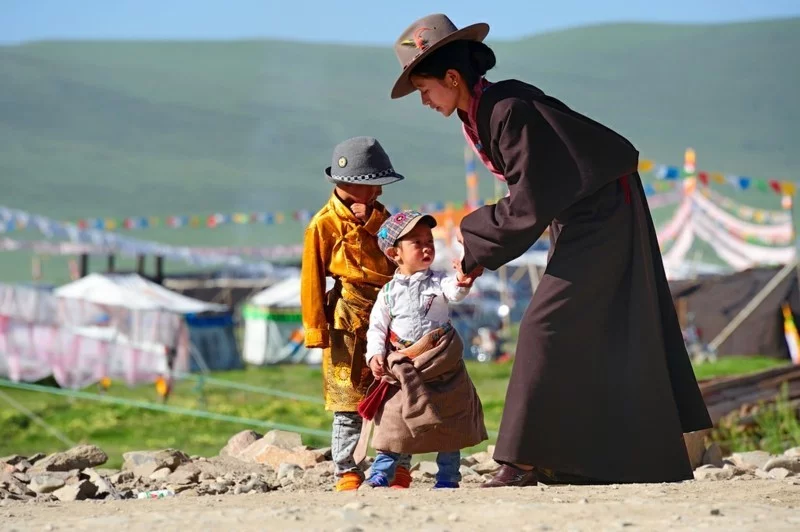 nach Tibet reisen einheimische Bevölkerung Kinder und Mutter