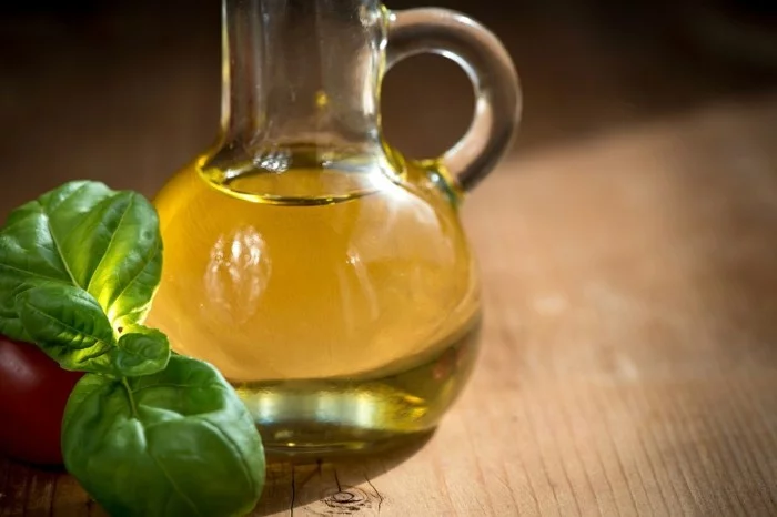olivenoel-gesund-lebe-gesund- titel-oliven-basilkum-blatt