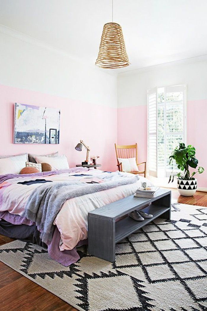 schlafzimmer deko ideen hellrosa wände teppich pflanze holzboden pastellfarben