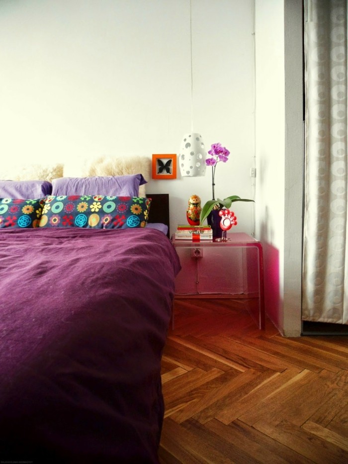 schlafzimmer deko ideen lila bettwäsche farbige kissenbezüge bodenbelag holz