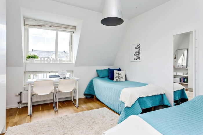 schlafzimmer deko ideen weße wände blaue textilien weißer teppich accessoires