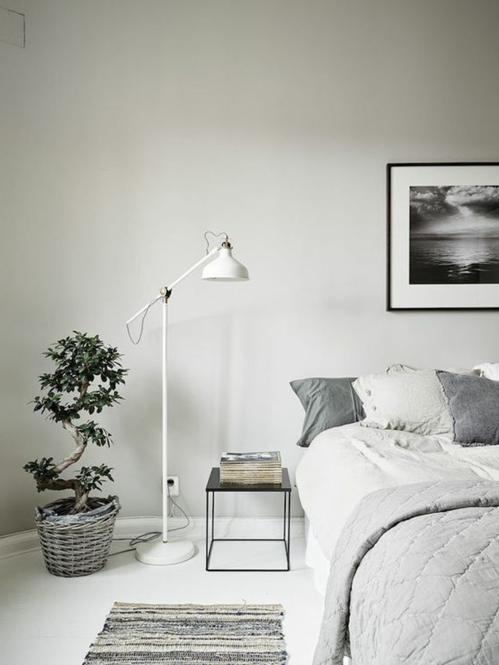 schlafzimmer lampe stehlampe teppichläufer weiße wandfarbe
