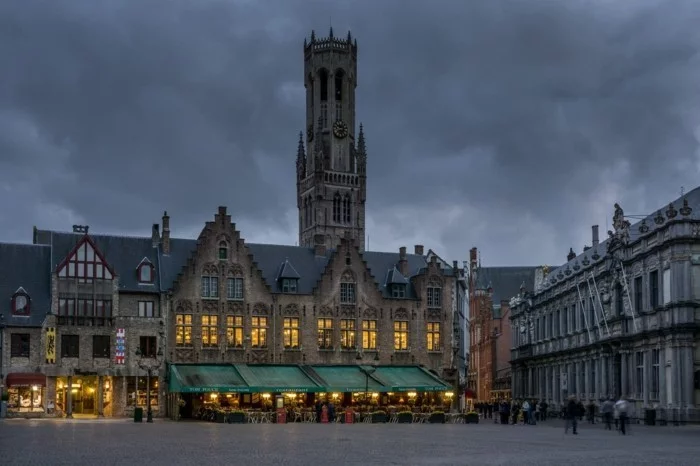  sehenswürdigkeiten brügge belgien daemmerung stadt mitte belgische waffeln marktplatz düster