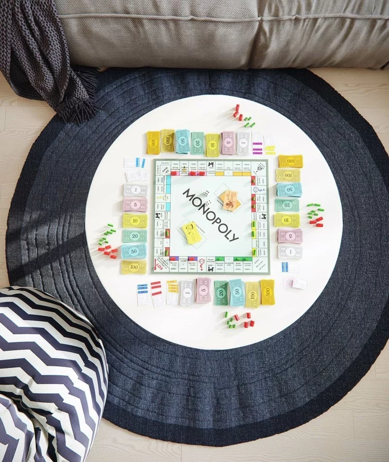 skandinavisch wohnen Wohnzimmer Einrichtung runder Teppich Monopoly