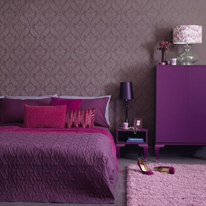 teppich kaufen lila wohnideen schlafzimmer gestalten schöne wandtapete dunelrote akzente