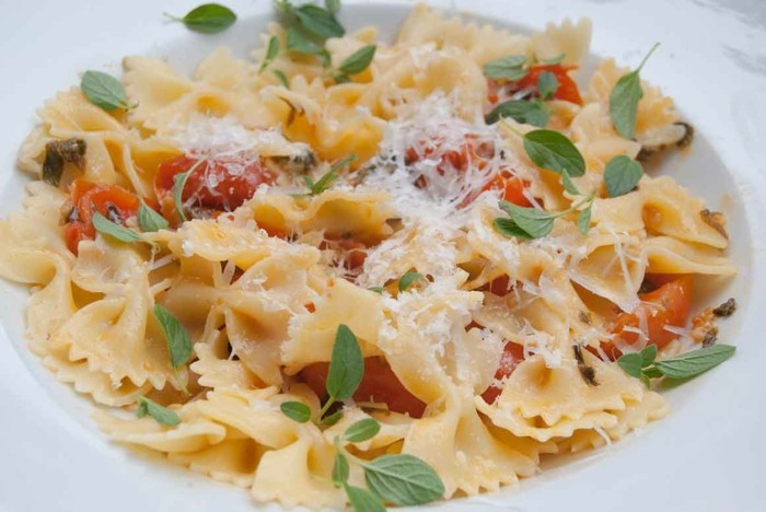 tomaten gesund farfalle basilikum parmesan