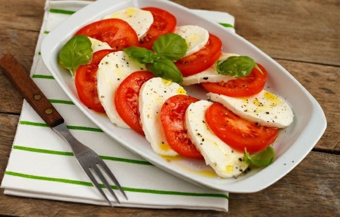 tomaten gesund mozzarella basilikum olivenöl pfeffer salat