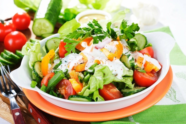 vegetarisches Essen und abnehmen durch gesunde Ernährung frischer Salat