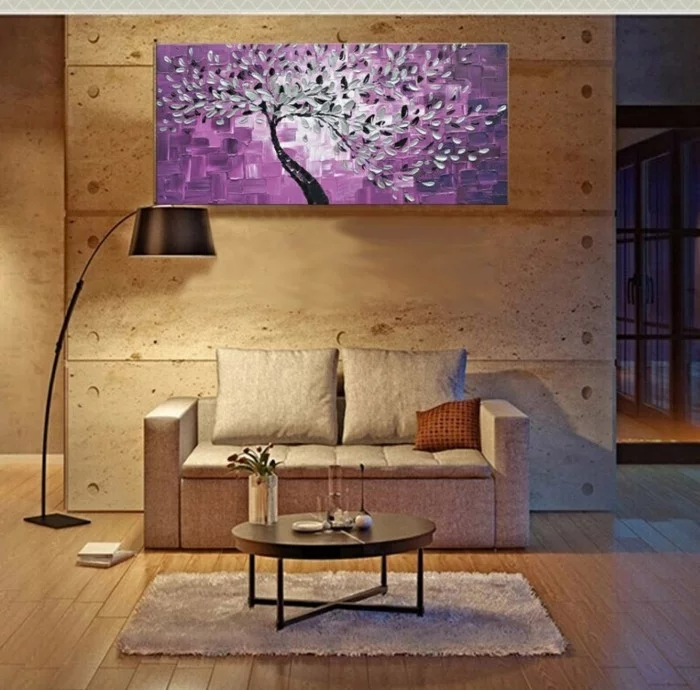 wandbilder wohnzimmer lila farbnuancen bodenfliesen holz