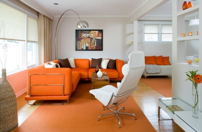 wandbilder wohnzimmer orange sofas teppich helle gardinen weißer sessel