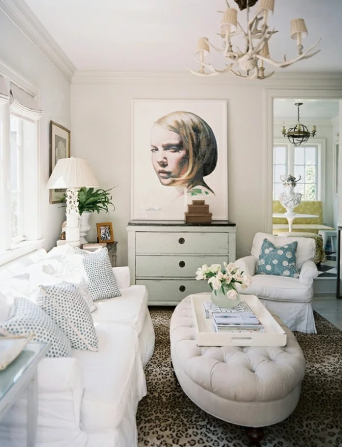 wandbilder wohnzimmer teppich leopardenmuster weißes sofa