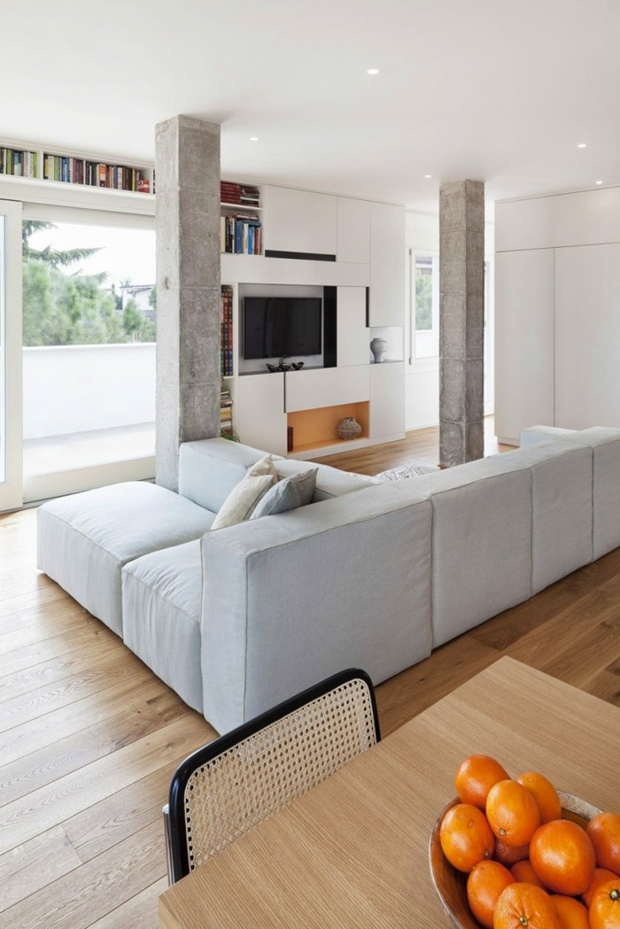 wanddesign wohnzimmer offener wohnplan betonsäulen holzboden