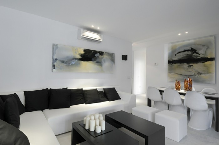 wanddesign wohnzimmer wandgestaltung weiße möbel schwarze dekokissen kerzen