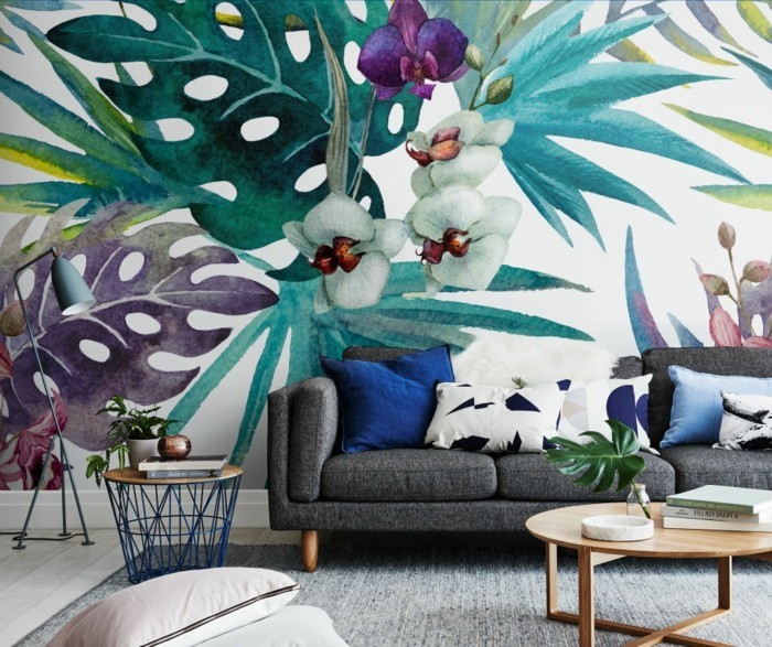 wandmalerei wohnzimmer wanddesign blumenmuster graues sofa hellgrauer teppich