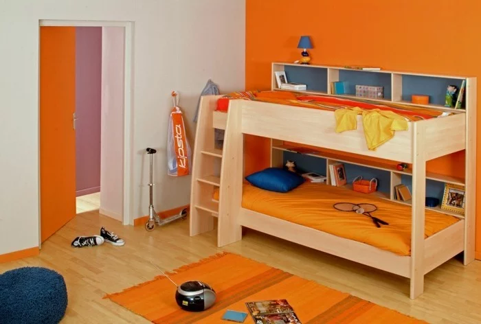 wohnideen kinderzimmer oranger teppich orange wandfarbe blauer hocker