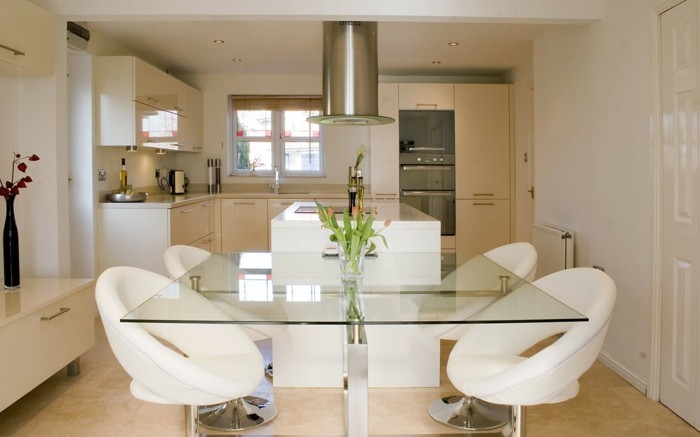 wohnideen küche creme bodenfliesen kleinen essbereich gestalten weiße stühle elegant