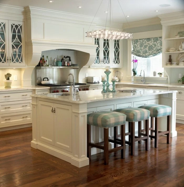 Küche streichen - Farbgestaltung in Creme, Kücheninsel mit gepolsterten Hockern