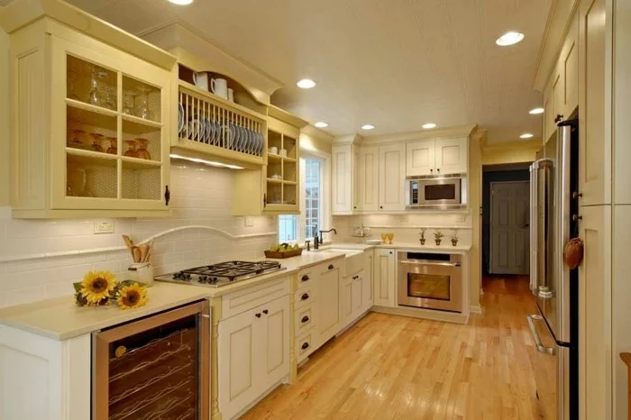 Küche streichen - helle Decke, Oberschränke in Cremecreme, helle Wandfliesen, Holzboden
