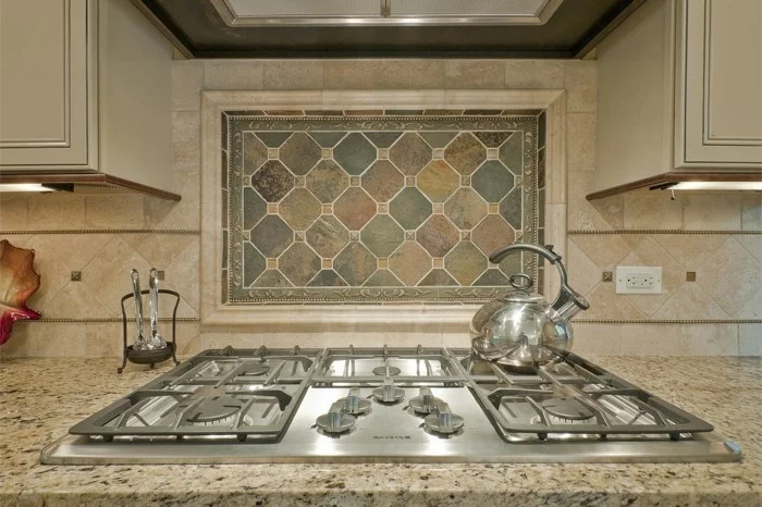 Küchendesign mit Küchenrückwand in Creme und schöner Arbeitsoberfläche