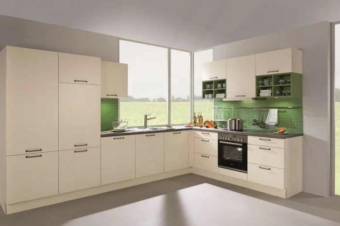 Küche streichen - cremefarbene Küchenschränke und grüne Küchenrückwand 