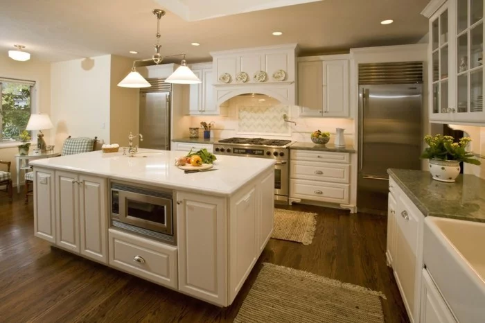 Küche streichen - cremefarbene Wände, Küchenschränke und freistehende Kücheninsel
