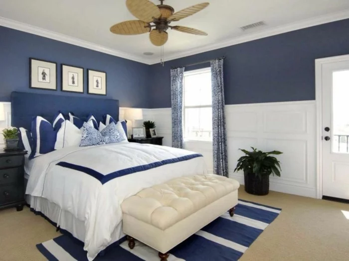 wohnideen schlafzimmer blaue akzentwand streifenteppich pflanzen gardinen