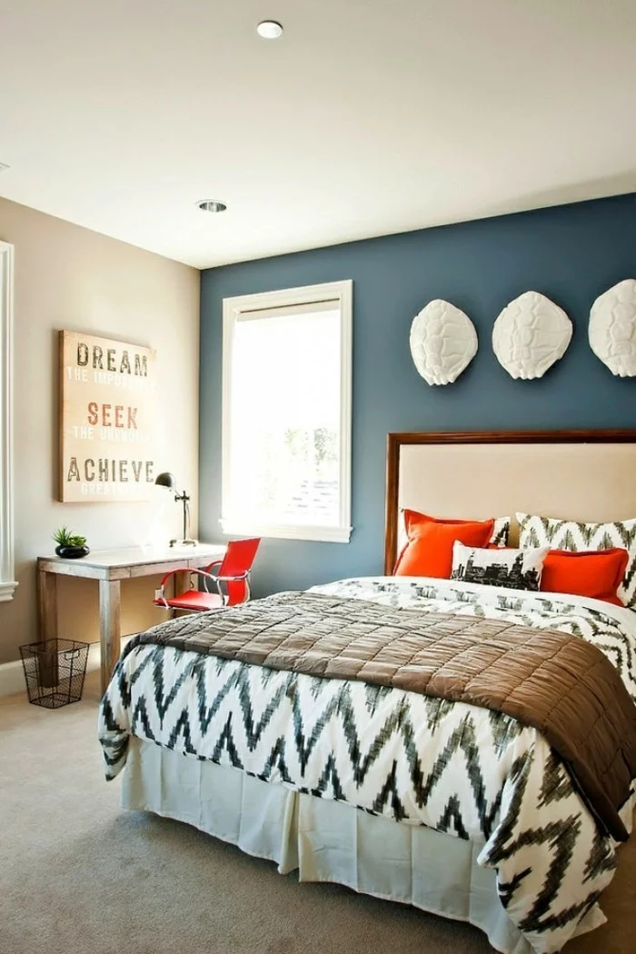 wohnideen schlafzimmer blaue akzentwand wanddeko heller teppichboden