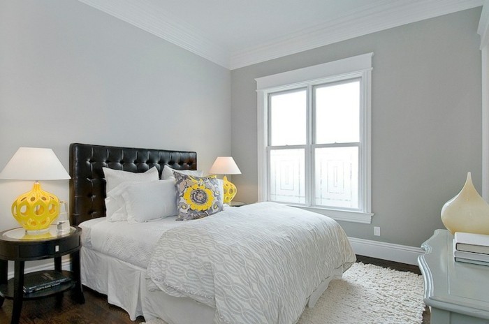 wohnideen schlafzimmer gelbe akzente hellgraue wände weißer teppich
