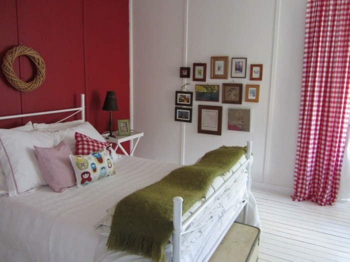 wohnideen schlafzimmer rote akzentwand heller teppich dekokissen