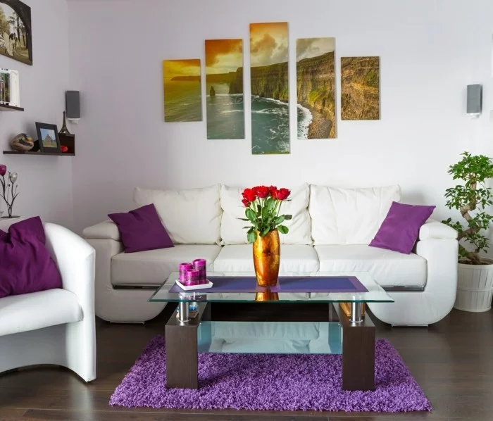 wohnideen wohnzimmer frische wanddeko und lila akzente