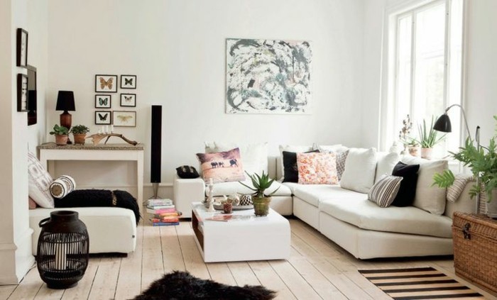 wohnung einrichten ideen weißes sofa accessoires holzboden schwarze akzente