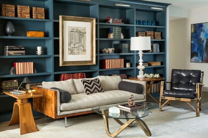 wohnungseinrichtung dunkelblaue bürcherregale bibliothek sofa polstermöbel beistelltische holz