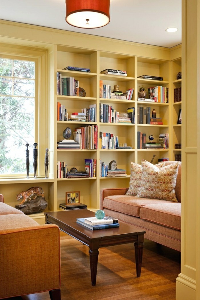 wohnungseinrichtung heimbibliothek bücherregal gelb sofa kissen