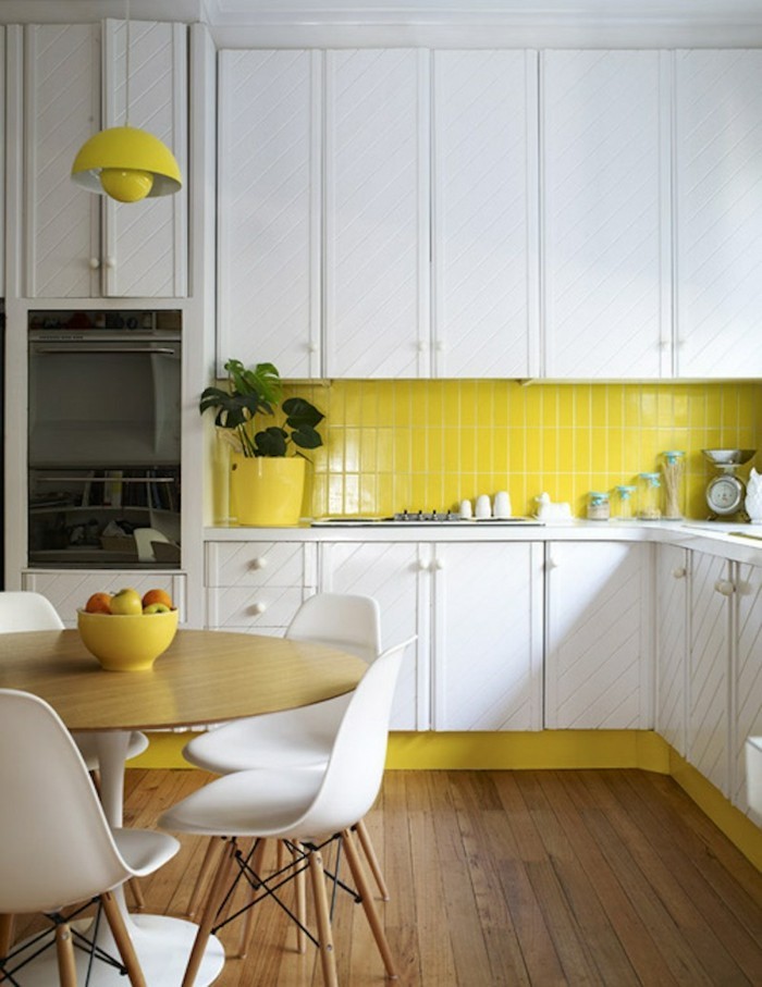 wohnungseinrichtung kücheneinrichtung gelbe küchenrückwand weiße küchenschränke