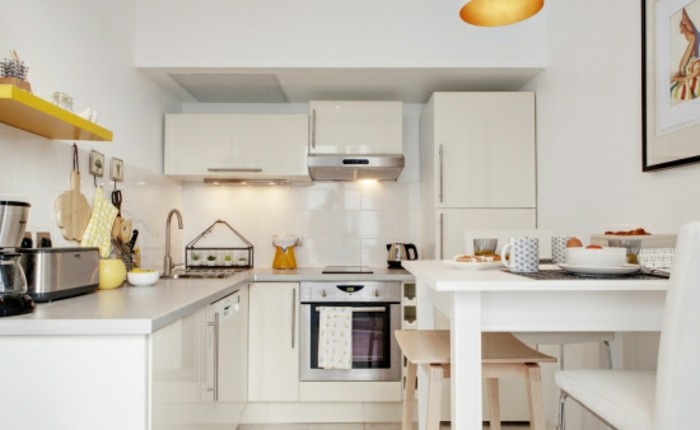 wohnungseinrichtung kücheneinrichtung gelbe regale weiße küchenmöbel