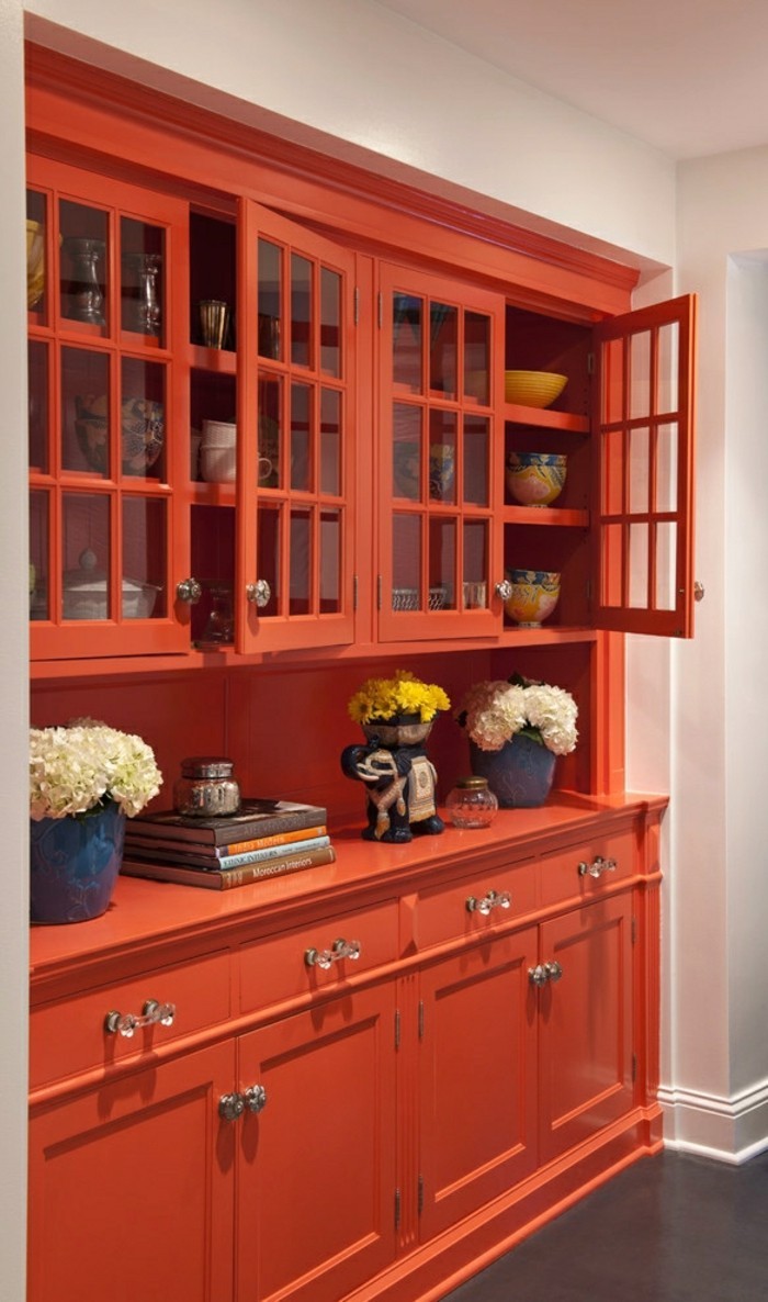 wohnungseinrichtung orangenfarbige vitrine kücheneinrichtung geschirr weiße hortensien