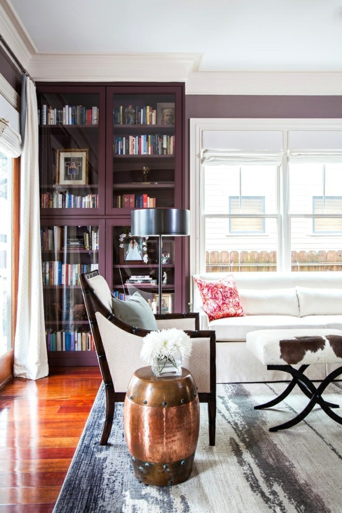 wohnungseinrichtung violette vitrine bücherregal wohnzimmer einrichten