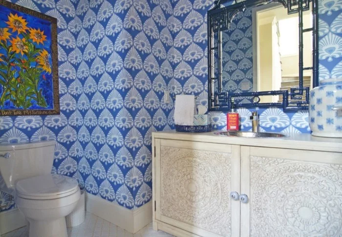 bad neu gestalten badezimmer tapeten blau