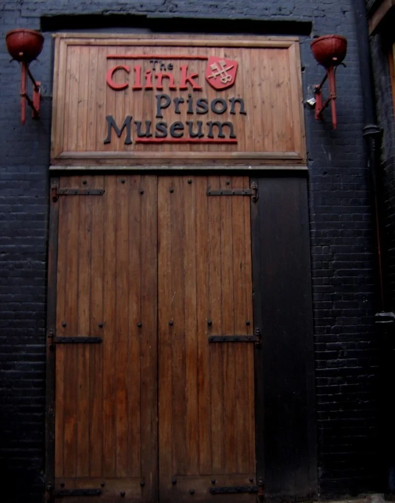london museen the clink prison museum schild eingangstur