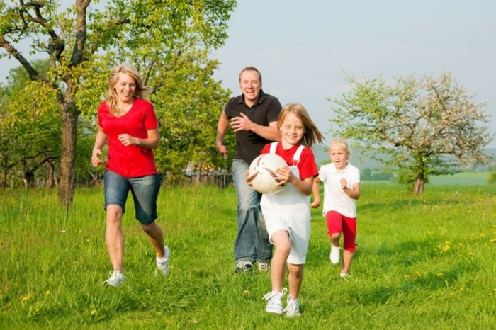 bewegungsmangel-familie-spazierengehen-ballspiele