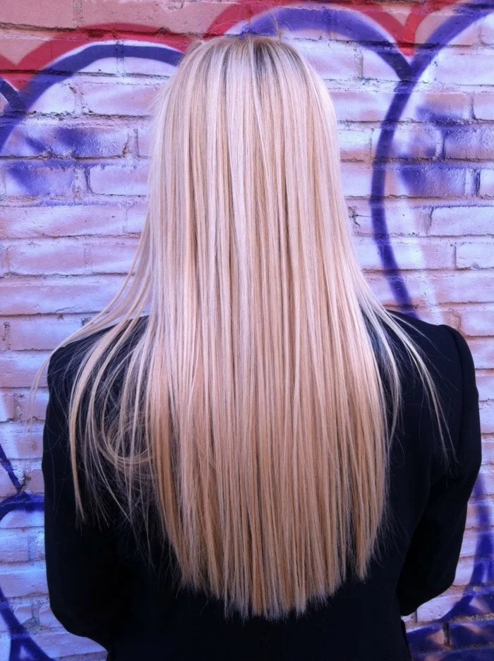 Damenfrisuren langes gepflegtes blondes Haar 