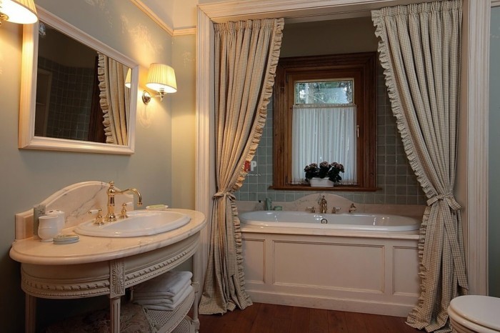 englischer landhausstil badezimmer einrichten marmor holz eingebaute badewanne